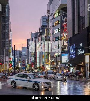 City Taxi in der Dogenzakue Street, Tokyo, Japan bei Sonnenuntergang. Stockfoto