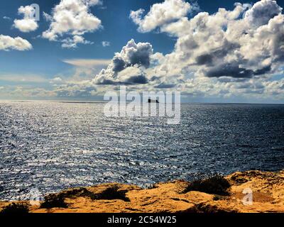 Klippen an der blauen Lagune in Malta Stockfoto