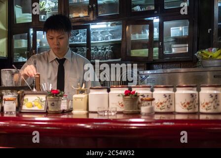 Barista in einem lokalen Kaffeehaus in Shibuya Tokyo, Japan Stockfoto