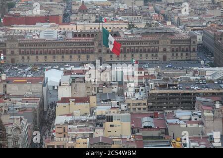 Die große mexikanische Flagge im Zocalo, Mexiko-Stadt Stockfoto