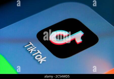 TikTok App auf dem Smartphone-Bildschirm mit sichtbaren Pixeln. Selektiver Fokus. Makro. Stockfoto
