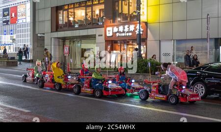 Ausländische Touristen fahren gemietet Go Kart in Shibuya Straße, Tokio, Japan Stockfoto