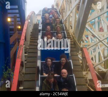 Menschen auf einer Achterbahn, hölzerne Achterbahn, Pleasure Beach, Big Dipper, alte Achterbahn, vintage, noch läuft, Menschen auf einer Fahrt, Blackpool Stockfoto