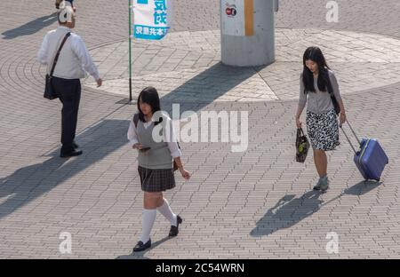 Japanische High School Student am Shinagawa Station Square, Tokyo, Japan. Stockfoto