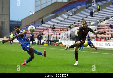 James McClean (rechts) von Stoke City und Nathan Byrne von Wigan Athletic kämpfen beim Sky Bet Championship-Spiel im DW Stadium in Wigan um den Ball. Stockfoto