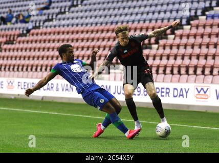 James McClean (rechts) von Stoke City und Nathan Byrne von Wigan Athletic kämpfen beim Sky Bet Championship-Spiel im DW Stadium in Wigan um den Ball. Stockfoto