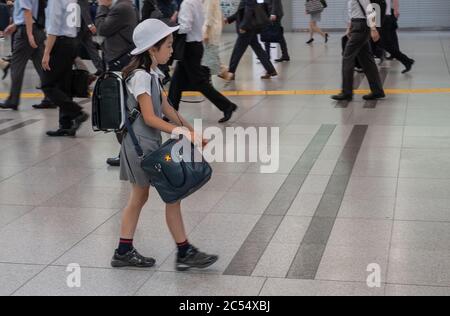 Japanische Schulkinder pendeln zur Schule am Shinagawa Bahnhof, Tokio, Japan Stockfoto