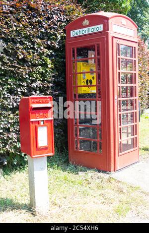 Telefondose mit Defibrillator, Downs Close, Eastbury, Berkshire, England, Vereinigtes Königreich Stockfoto