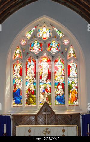 Glasfenster über dem Altar in der St. James the Greater Church, Back Street, Eastbury, Berkshire, England, Großbritannien Stockfoto