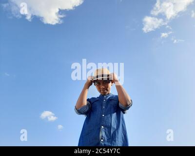 Porträt des Jungen, über Hintergrund als Porträt des Himmels. Stockfoto