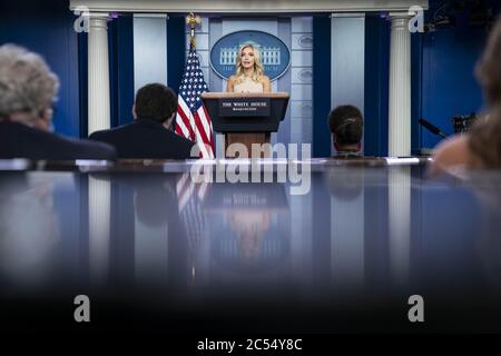 Washington, Usa. Juni 2020. Kayleigh McEnany, Pressesprecher des Weißen Hauses, spricht während einer Pressekonferenz im James S. Brady Press Briefing Room im Weißen Haus in Washington, DC am Dienstag, 30. Juni 2020. McEnany sprach über die New York Times Geschichte über den russischen militärischen Geheimdienst. Foto von Sarah Silbiger/UPI Kredit: UPI/Alamy Live Nachrichten Stockfoto