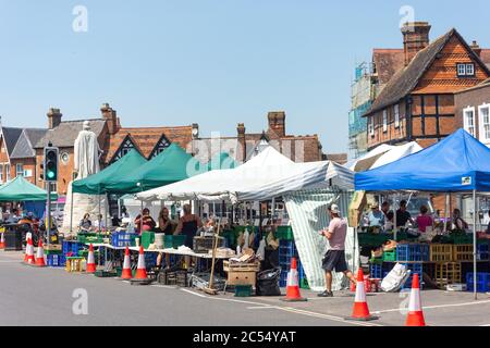 Wochenmarkt in Market Square, Wantage, Oxfordshire, England, Vereinigtes Königreich Stockfoto