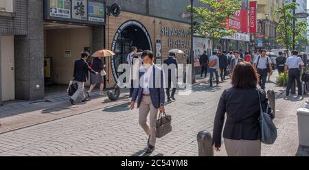 Büroangestellte in der Shinagawa Straße während der morgendlichen Hauptverkehrszeit, Tokio, Japan Stockfoto