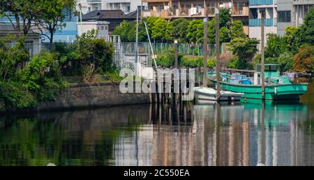 Yakatabune oder Dinner Kreuzfahrt Boot, das an einem Kanal in Shinagawa, Tokyo, Japan während des Tages festmacht. Stockfoto