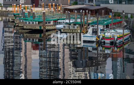 Yakatabune oder Dinner Kreuzfahrt Boot, das an einem Kanal in Shinagawa, Tokyo, Japan während des Tages festmacht. Stockfoto