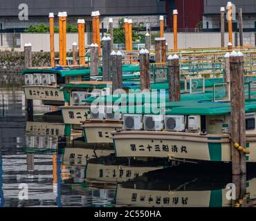 Yakatabune oder Dinner Kreuzfahrt Boot, das an einem Kanal in Shinagawa, Tokyo, Japan während des Tages festmacht. Stockfoto