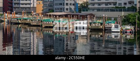 Yakatabune oder Dinner Kreuzfahrt Boot, das an einem Kanal in Shinagawa, Tokyo, Japan während des Tages festmacht. Stockfoto