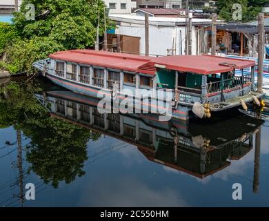 Yakatabune oder Dinner Kreuzfahrt Boot, das an einem Kanal in Shinagawa, Tokyo, Japan während des Tages festmacht. Stockfoto