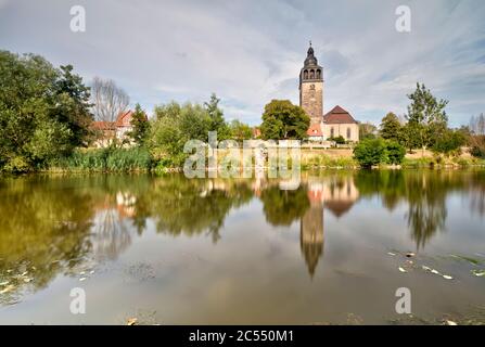 Kirche, St.Crucis, Stadtmauer, Fluss, Werra, Spiegelung, Bezirk Allendorf, Bad Sooden-Allendorf, Hessen, Deutschland, Europa Stockfoto