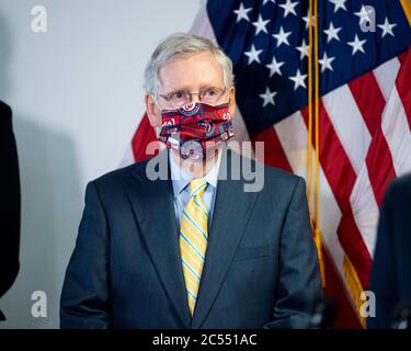 Washington, DC, USA. Juni 2020. 30. Juni 2020 - Washington, DC, Vereinigte Staaten: US-Senator MITCH MCCONNELL (R-KY) in einer Gesichtsmaske der Washington Nationals auf einer Pressekonferenz des republikanischen Senats. Quelle: Michael Brochstein/ZUMA Wire/Alamy Live News Stockfoto