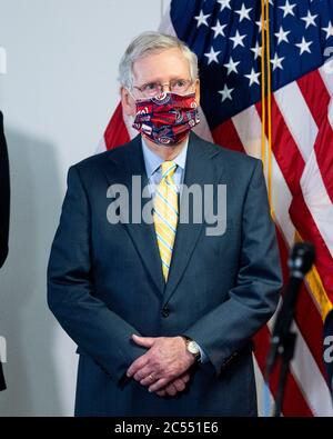 Washington, DC, USA. Juni 2020. 30. Juni 2020 - Washington, DC, Vereinigte Staaten: US-Senator MITCH MCCONNELL (R-KY) in einer Gesichtsmaske der Washington Nationals auf einer Pressekonferenz des republikanischen Senats. Quelle: Michael Brochstein/ZUMA Wire/Alamy Live News Stockfoto