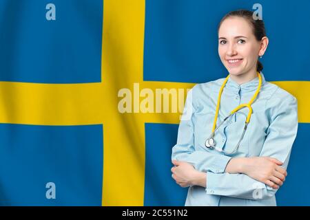 Königreich Schweden Gesundheitskonzept mit Arzt auf Flagge Hintergrund. Krankenversicherung, Arbeit oder Studium im Land Stockfoto