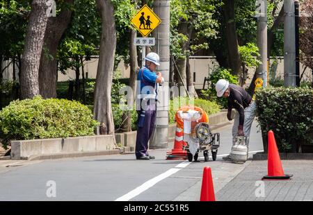 Die Mitarbeiter der Straßenbaumannschaft, die die Wartung durchführen, Tokio, Japan Stockfoto