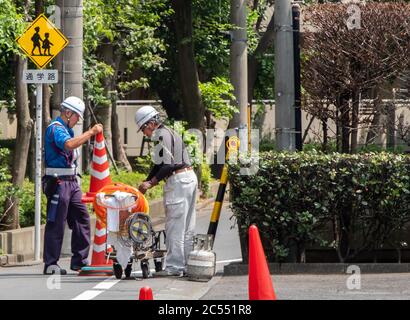 Die Mitarbeiter der Straßenbaumannschaft, die die Wartung durchführen, Tokio, Japan Stockfoto