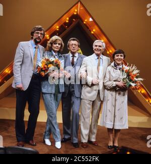 Burkhard Vlatten, Victoria Voncampe, Joachim Fuchsberger und Ursula Allgäuer zu Gast bei die Pyramide, moderiert von Dieter Thomas Heck, 1980. Vera Burkhard Vlatten, Victoria Voncampe, Joachim Fuchsberger und Ursula Allgäuer zu Gast auf der Pyramide bei Dieter Thomas Heck, 1980. Stockfoto