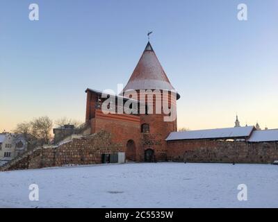 Turm von der Burg in Kaunas an einem schönen und sehr kalten Wintertag Stockfoto