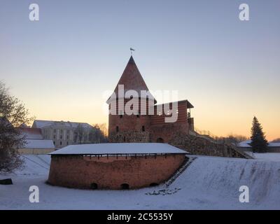 Turm von der Burg in Kaunas an einem schönen und sehr kalten Wintertag Stockfoto