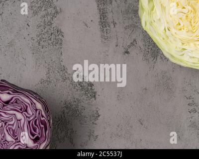 Bio Weißkohl und Rotkohl im Querschnitt. Der graue Hintergrund. Stockfoto