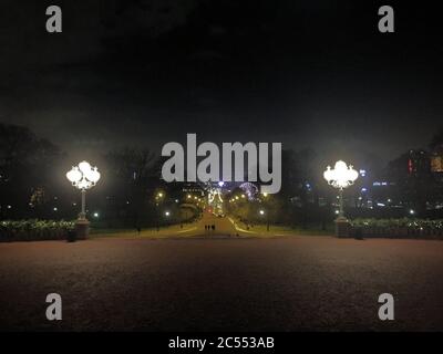 Carl Johans Gate in Oslo bei Nacht Stockfoto