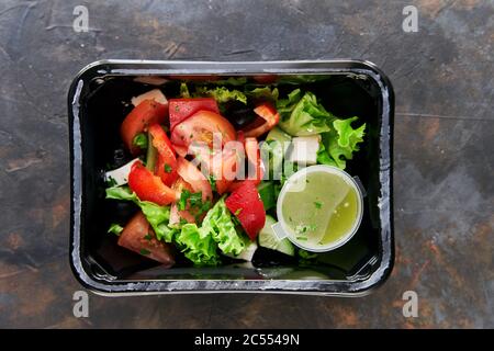 Diätsalat mit Tomaten und Gurken und Kräutern. Gesunde Ernährung. Stockfoto