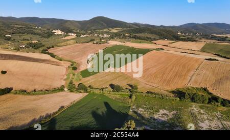 Toskana Kampagnen, Luftaufnahme der Hügel in der Sommersaison, Italien. Stockfoto