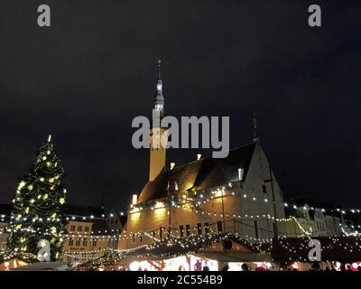 Weihnachtsabend in Tallinn bei Nacht Stockfoto