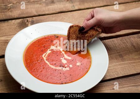 Gegrillter Käse und Tomatensuppe. Ein klassisches Komfort-Essen, Tomatensuppe wird oft in der Nähe von Sommer-Ende oder Herbst genossen. Es ist eine einfache und gesunde Suppe mit ri Stockfoto