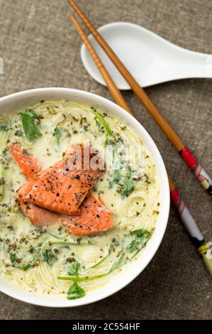 Thailändische Suppe mit Gemüse und Nudeln. Tom Kha ist eine würzige und saure Suppe mit Kokosmilch, eines der beliebtesten thailändischen Gerichte. Vermicelli Nudeln und s Stockfoto