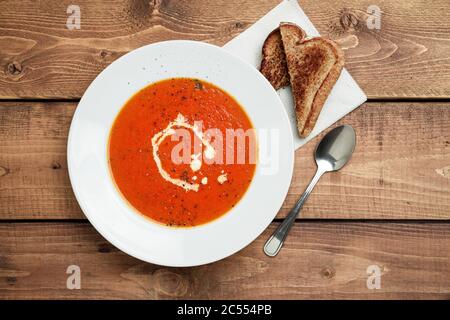 Tomatensuppe und gegrillter Käse. Ein klassisches Komfort-Essen, Tomatensuppe wird oft in der Nähe von Sommer-Ende oder Herbst genossen. Es ist eine einfache und gesunde Suppe mit ri Stockfoto