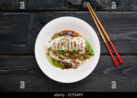Dan Dan Noodles von oben. Dan Dan Noodles ist ein würziges Szechuan-Gericht, das häufig in chinesischen Straßenessen zu finden ist. Zutaten sind dick Reis noo Stockfoto