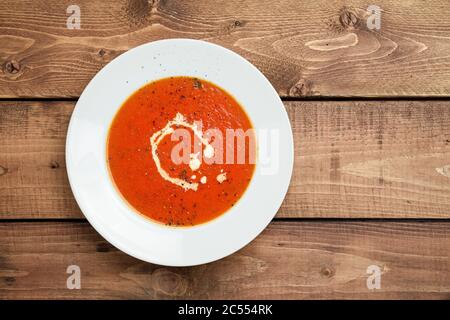 Tomatensuppe von oben betrachtet. Ein klassisches Komfort-Essen, Tomatensuppe wird oft in der Nähe von Sommer-Ende oder Herbst genossen. Es ist eine einfache und gesunde Suppe mit RIP Stockfoto