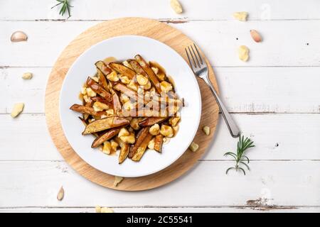 Montreal Poutine von oben. Ein klassisches Fast-Food-Gericht aus Quebec. Dieses kanadische Komfortessen wird mit pommes frites gemischt mit leckeren Stockfoto