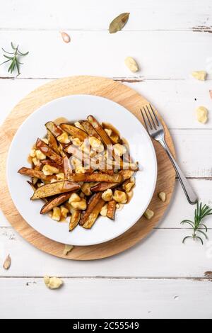 Kanadische Poutine Teller Draufsicht. Ein klassisches Fast-Food-Gericht aus Quebec. Dieses kanadische Komfortessen wird mit pommes frites gemischt mit schmackhaftem ch zubereitet Stockfoto