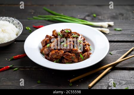 Köstliche General Tso's Chicken Dish schräg Ansicht. General Tso's Chicken (auch tsao oder tao) ist ein beliebtes chinesisches Restaurant mit frittierten knusprigen Speisen Stockfoto