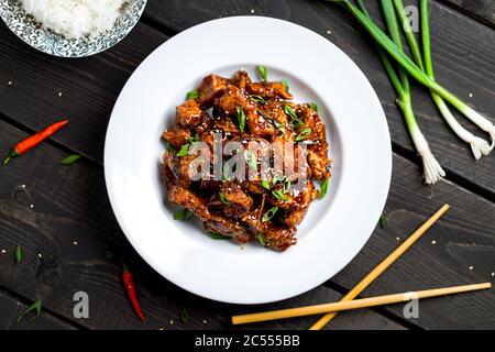 General Tso's Chicken Nahaufnahme von oben. General Tso's Chicken (auch tsao oder tao) ist ein beliebtes chinesisches Restaurant mit frittiertem knusprigen Chch Stockfoto