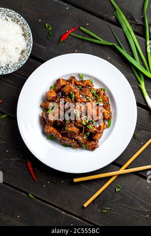 General Tso's Chicken Vertikales Hochformat, Ansicht von oben. General Tso's Chicken (auch tsao oder tao) ist ein beliebtes chinesisches Restaurant mit frittierten knusprigen Speisen Stockfoto