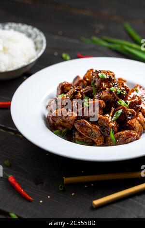 General Tso's Chicken Nahaufnahme im Hochformat. General Tso's Chicken (auch tsao oder tao) ist ein beliebtes chinesisches Restaurant mit frittierten knusprigen Chi Stockfoto