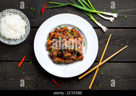 General Tso's Chicken Teller mit Reis Draufsicht. General Tso's Chicken (auch tsao oder tao) ist ein beliebtes chinesisches Restaurant mit frittierten knusprigen c Stockfoto