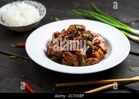 Allgemeine Tso's Chicken Dish aus der unteren Blickwinkel. General Tso's Chicken (auch tsao oder tao) ist ein beliebtes chinesisches Restaurant mit frittierten knusprigen Chicke Stockfoto