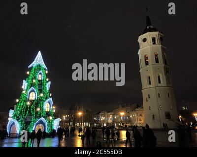 Weihnachtsbaum und Glockenturm im Zentrum von Vilnius bei Nacht Stockfoto